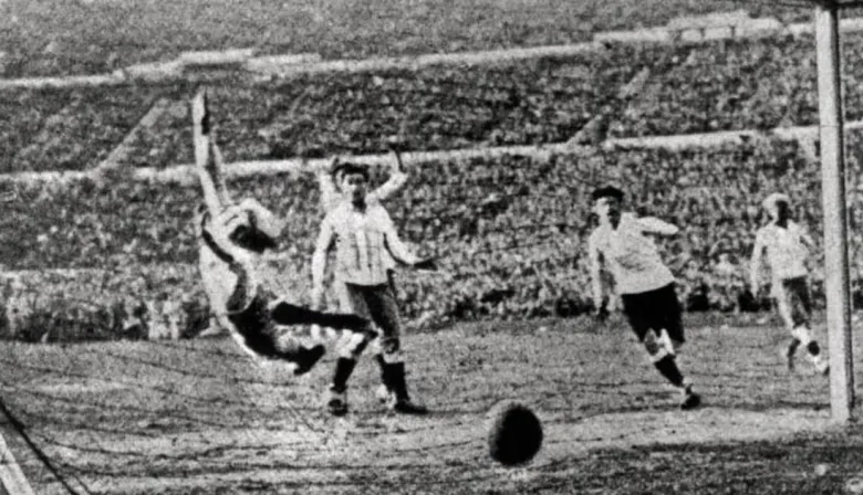 Primer Campeonato del Mundo: Argentina al borde del golpe y Uruguay campeón