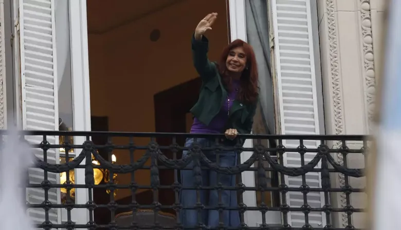 La Cámpora, sindicatos y el PJ coparon la calle San José 1111 por Cristina