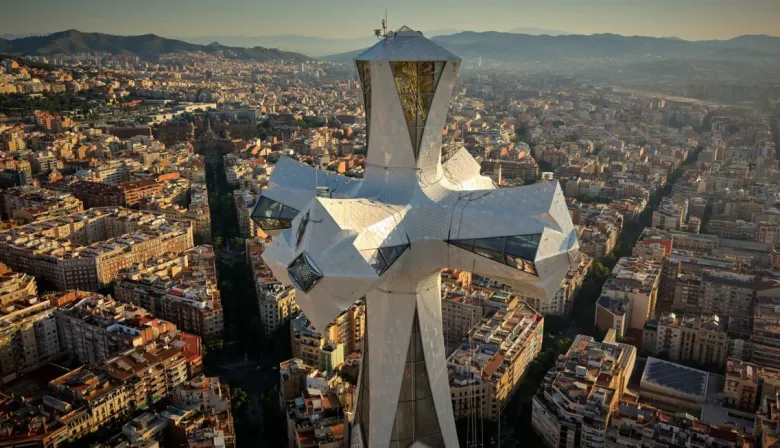 La Sagrada Familia hizo historia con un show récord y una torre monumental