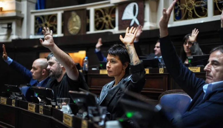 Aguinaldo e intendentes en apuros: por qué Mayra Mendoza estalló contra LLA-PRO