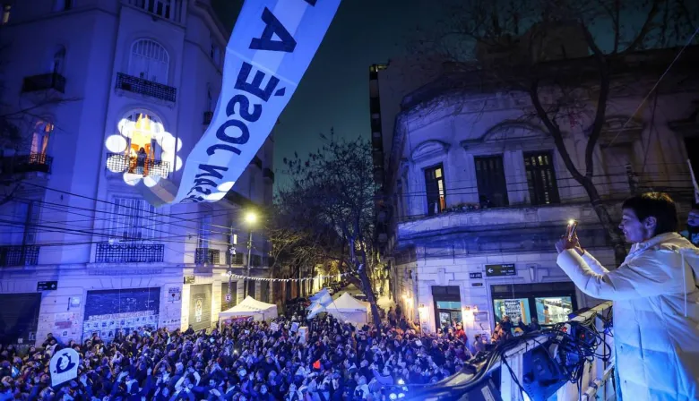 Mayra Mendoza y una caravana a la casa de Cristina en reclamo por su libertad