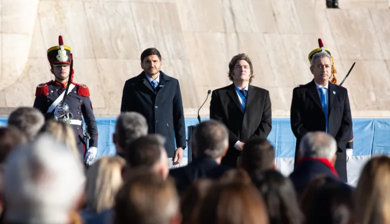 Silbidos y reclamo de Pullaro a Milei: el recuerdo del Día de la Bandera 2024