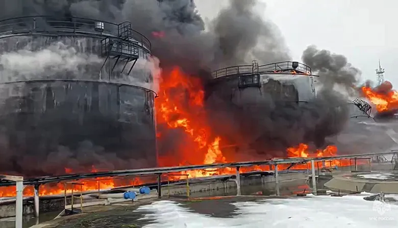 La guerra llegó al surtidor: Ucrania golpea refinerías y Rusia ya piensa en importar combustible