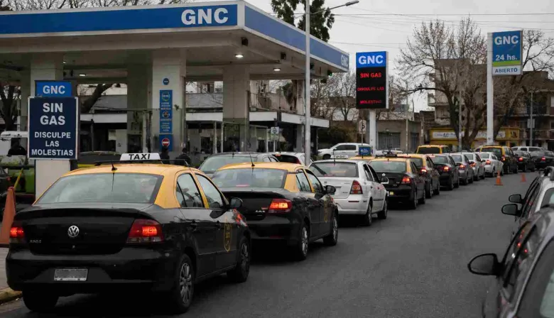 Frío extremo y estaciones vacías: vuelven las colas para cargar GNC