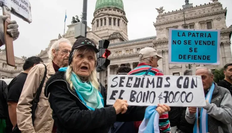 Bono para jubilados de la mínima congelado: ¿cuánto menos se compra con $70.000?