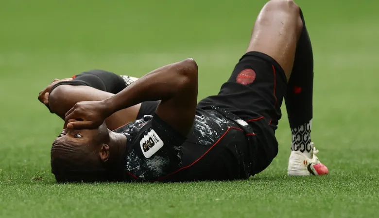La dura sanción de FIFA a Madibo, el jugador que fracturó a Ismaël Koné en el Mundial