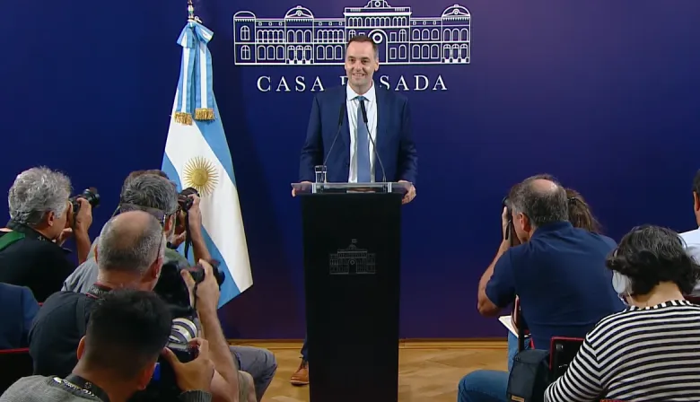 El fin de Adorni: el recuerdo de su primera conferencia de prensa en 2023