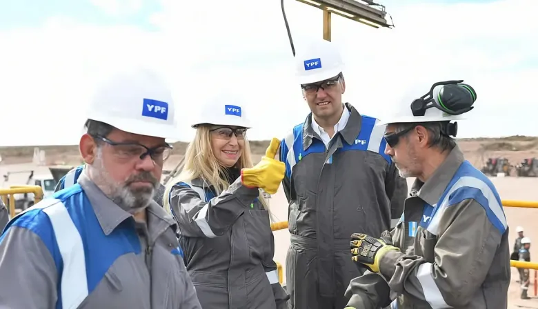 ¿Fin de ciclo? Manuel Adorni renunciaría a YPF y resigna un sueldo millonario