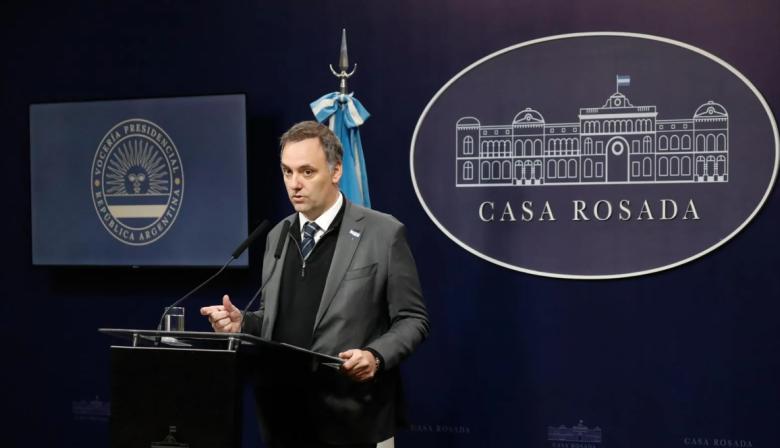 En medio de la presión política, Adorni reapareció con un anuncio de gestión