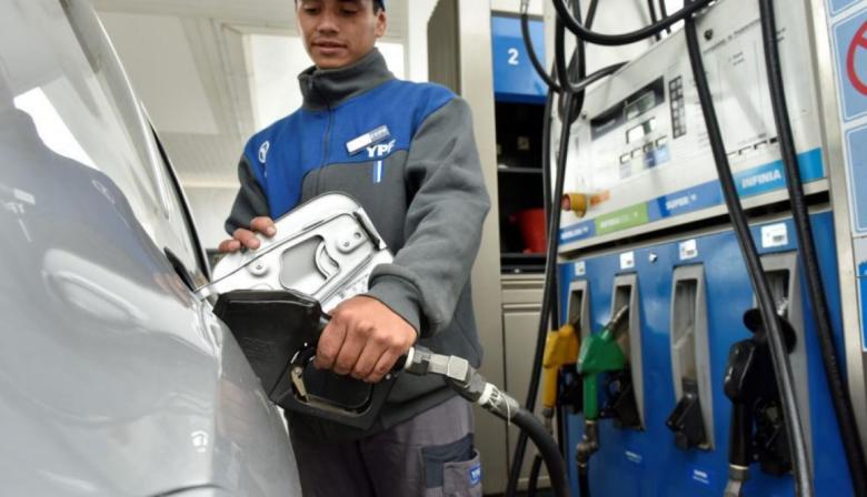 Bolsillo en alerta: el nuevo aumento que empuja el precio de nafta y gasoil