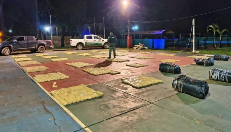 Una camioneta embistió un control y dejó una carga de droga millonaria en plena fuga