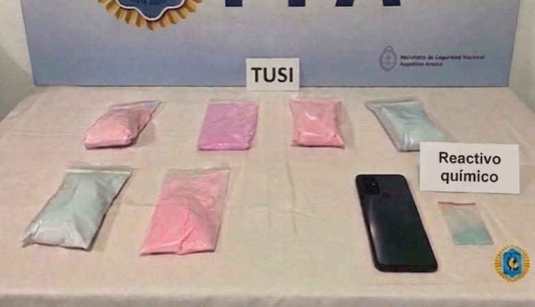 El llamativo polvo rosa que delató a dos narcos en plena calle de Caseros