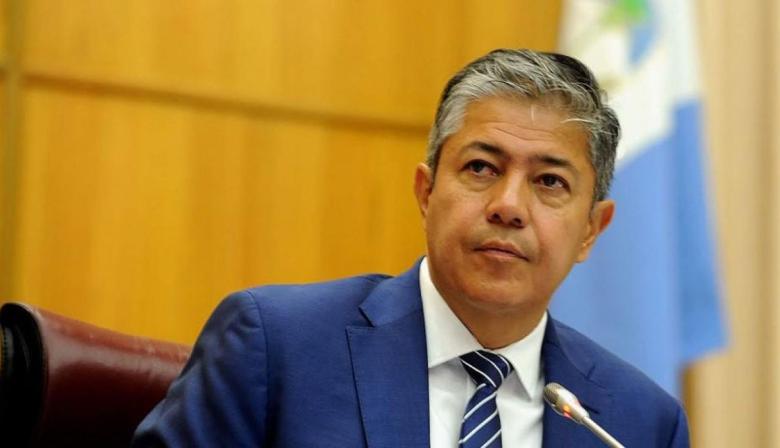 Rolando Figueroa echó a un ex funcionario y endurece su pelea contra los privilegios