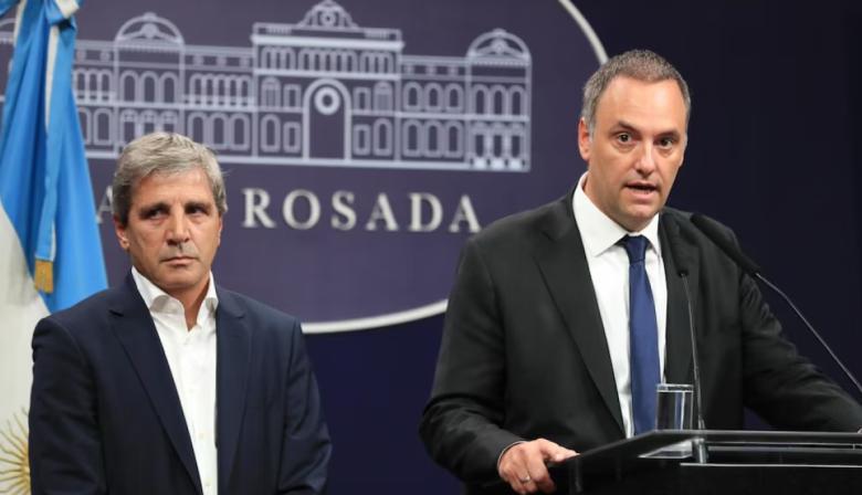 Quieren echar a Adorni: no pueden hacerlo ahora, pero golpearon a Caputo