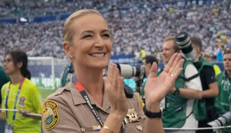 Quién es Silvia Nadal, la sheriff uruguaya que emocionó cantando NTVG en el Miami Stadium
