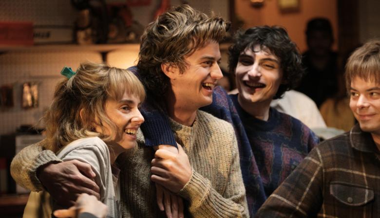 Una desaparición en un campamento vuelve a juntar a dos estrellas de Stranger Things