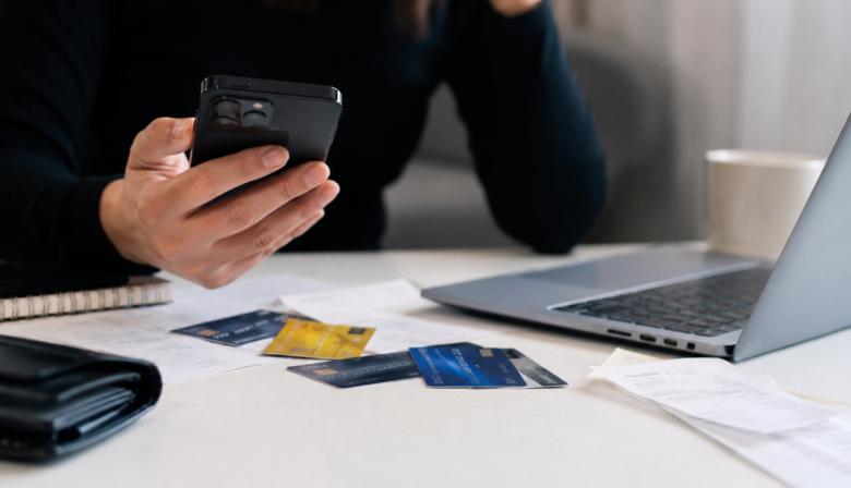 Le robaron el celular, sacaron préstamos y vaciaron sus cuentas: la Justicia frenó los cobros