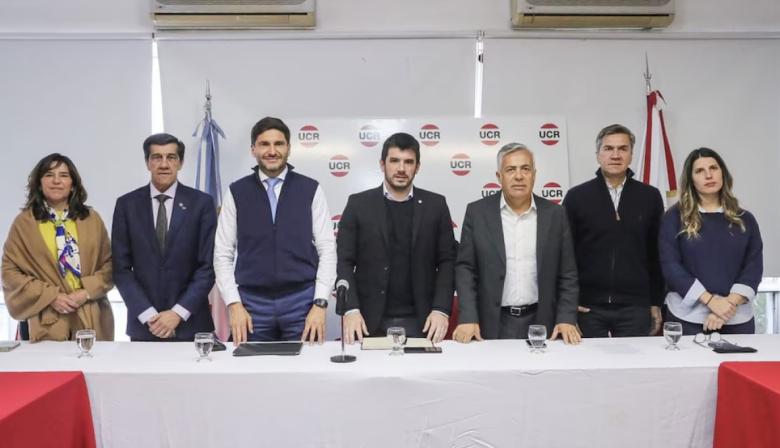 Gobernadores radicales prueban un plan para retener poder sin romper el partido