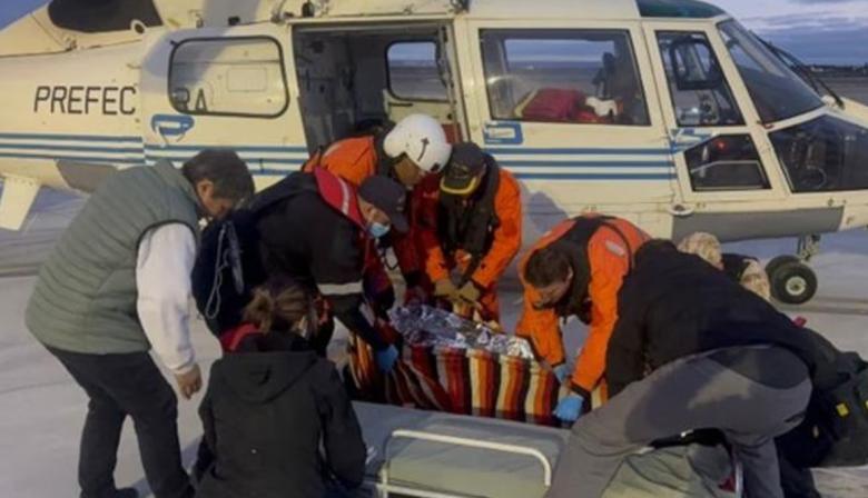Una fractura en alta mar activó un rescate contrarreloj a 300 kilómetros de la costa