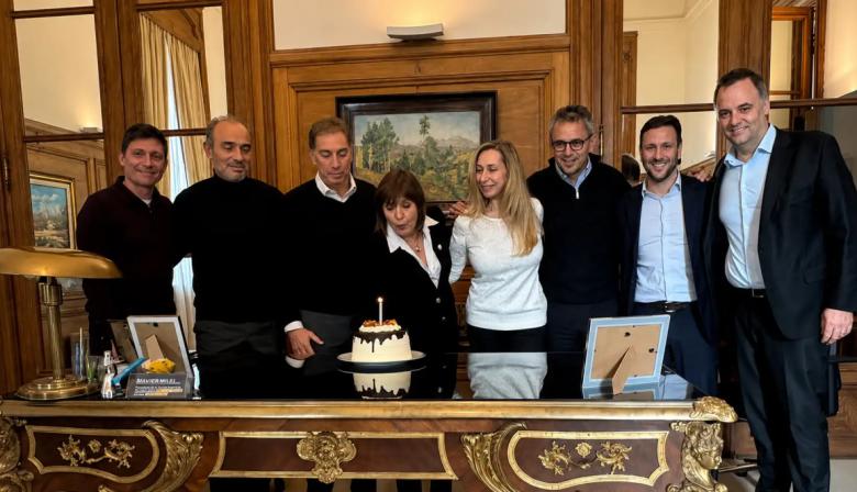 Adorni, Bullrich y Karina: el detrás de la foto de cumpleaños de la Mesa Política