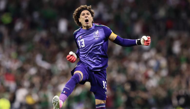 La marca de Ochoa en el Mundial que lo pone a la altura de Messi y Cristiano