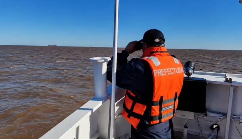 La búsqueda de los cinco pescadores suma aviones, guardacostas y patrullas