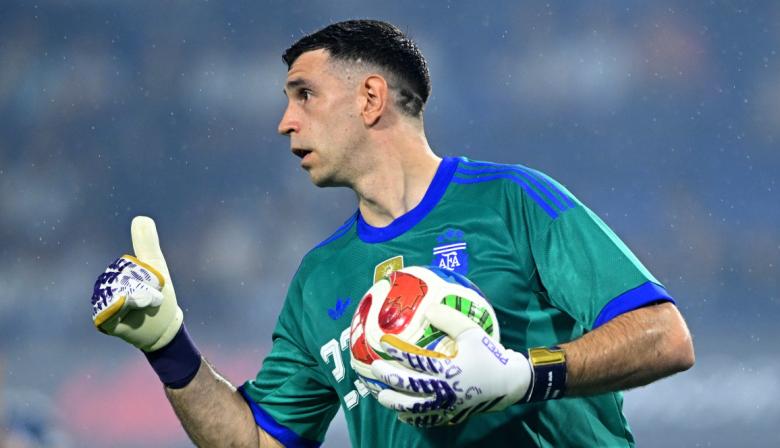 Juventus acelera por Dibu Martínez y negocia su salida del Aston Villa