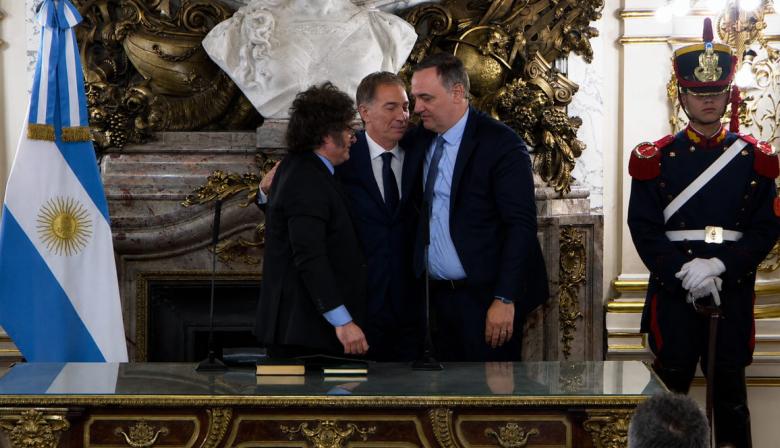 Milei, Santilli y Adorni se dieron un triple abrazo: así fue la jura del jefe de Gabinete
