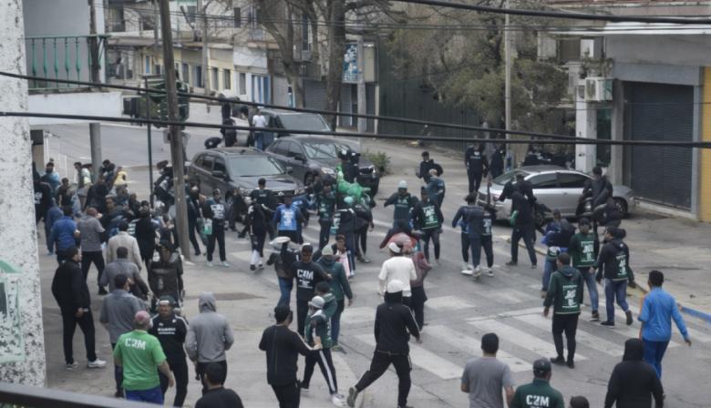 Violento choque entre la barra de San Miguel y la Policía en La Plazoleta