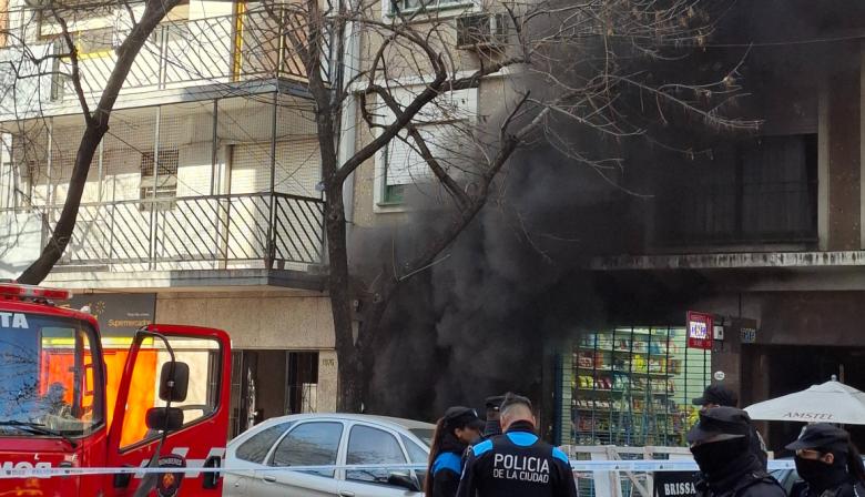 Incendio en un edificio a metros del Congreso: evacúan el inmueble y trabajan los Bomberos