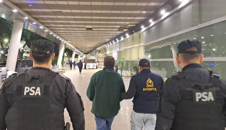 Extraditaron desde Paraguay a un hombre acusado de abusar de tres menores en Quilmes