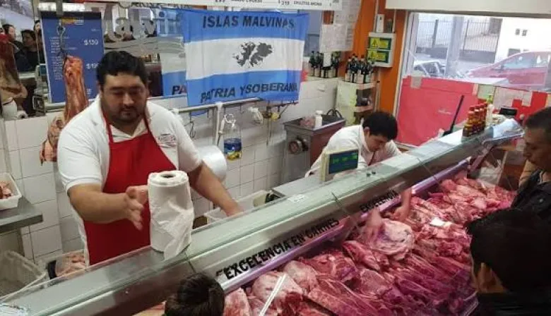 Más de seis horas de fila por carne a $12.900: la oferta que desató un furor