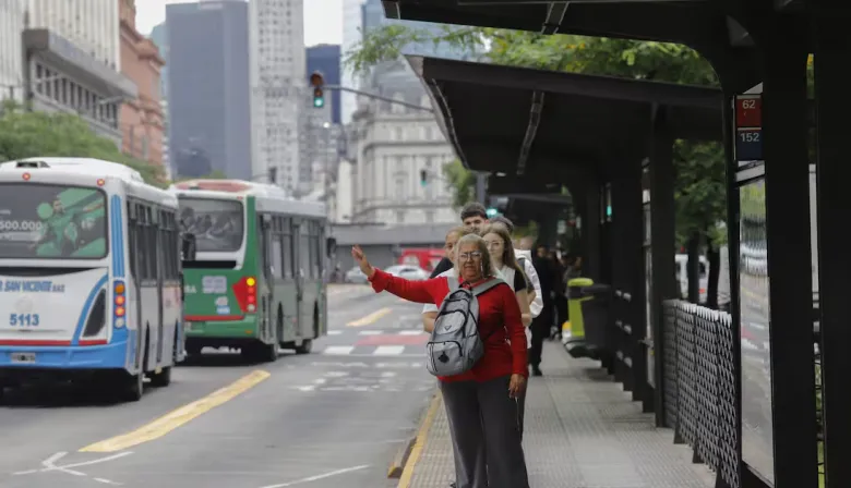 Colectivos: el nuevo plan del Gobierno para controlar horarios, ramales y "avivadas"