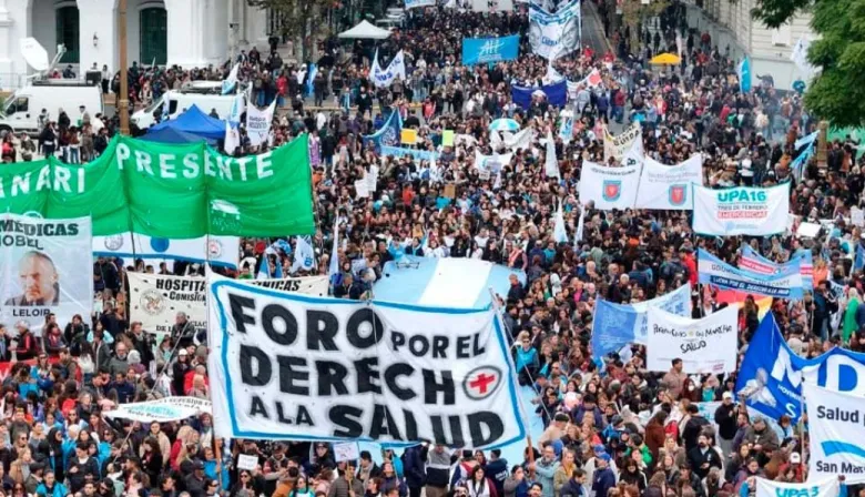 Chau cobertura privada: el salto a la salud pública que ya golpea a 1 millón de personas