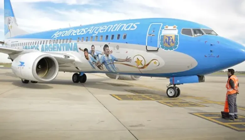 Los dos vuelos que lanzó Aerolíneas para la final del Mundial se agotaron en minutos