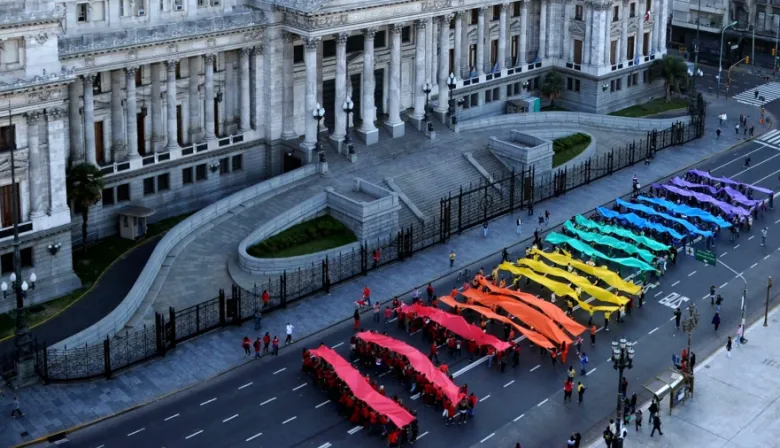 Frenan el decreto de Milei: el fallo que cambia la atención a menores trans en Argentina