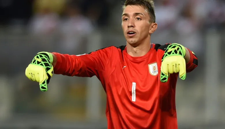 A raíz del penal de Muslera: cuáles son las sanciones de FIFA por arreglo de partidos