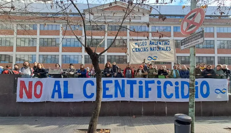 La ciencia argentina vuelve a marchar: denuncian riesgo de despidos masivos en el CONICET