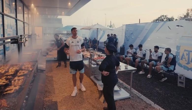 Dibu Martínez mostró el tradicional asado de la Selección, en la previa del partido ante Cabo Verde