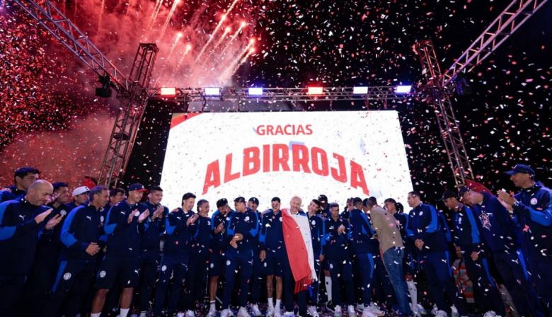 Multitudinario recibimiento a Paraguay y poncho presidencial para Alfaro