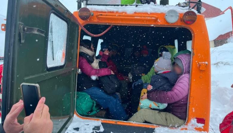 Mendoza: rescataron a 30 personas en la cordillera tras un temporal de nieve
