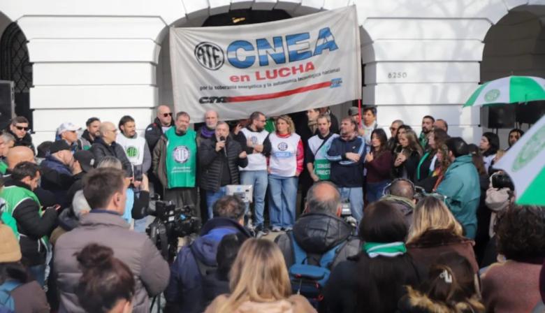 Paro en la CNEA: el conflicto que puede frenar proyectos científicos en todo el país
