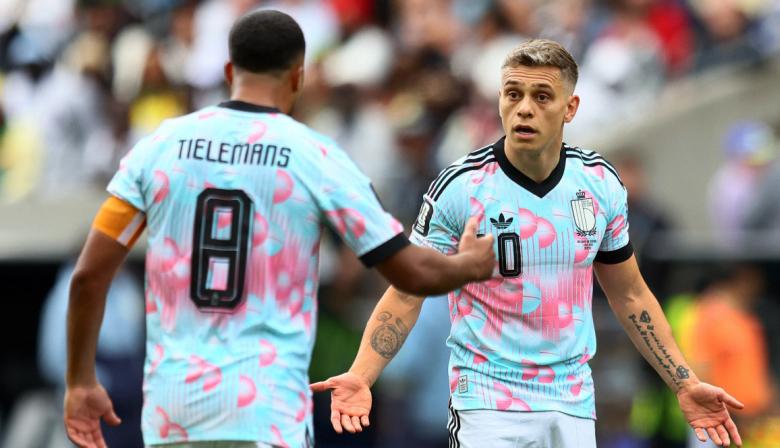 De pelearse en el partido a clasificar a Bélgica: Tielemans y Trossard se sacaron chispas