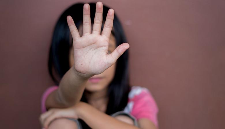 Abusó de su hija mientras cumplía prisión domiciliaria: recibió 15 años de cárcel