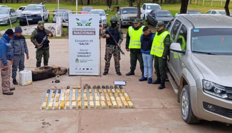 Un detalle en un control reveló un cargamento oculto de cocaína en una camioneta Amarok