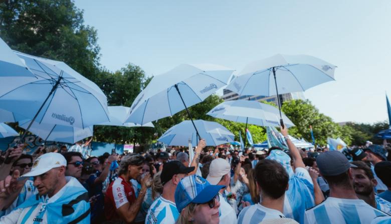 Banderazo argentino en Miami: Ciro cantó el Himno y la policía frenó la fiesta