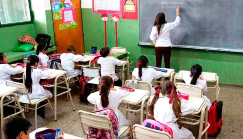 Carrera docente en Argentina: el 61% logra la titularidad recién a los 40 años