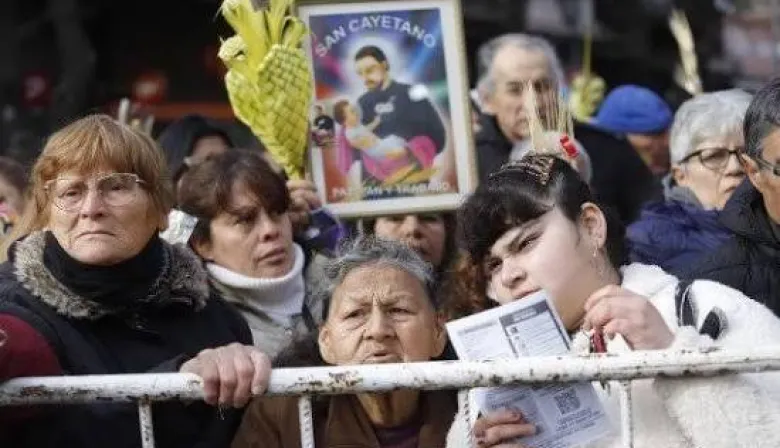 Carlos Moia, sacerdote de San Cayetano: "Ahora se acercan jubilados que vienen para comer"
