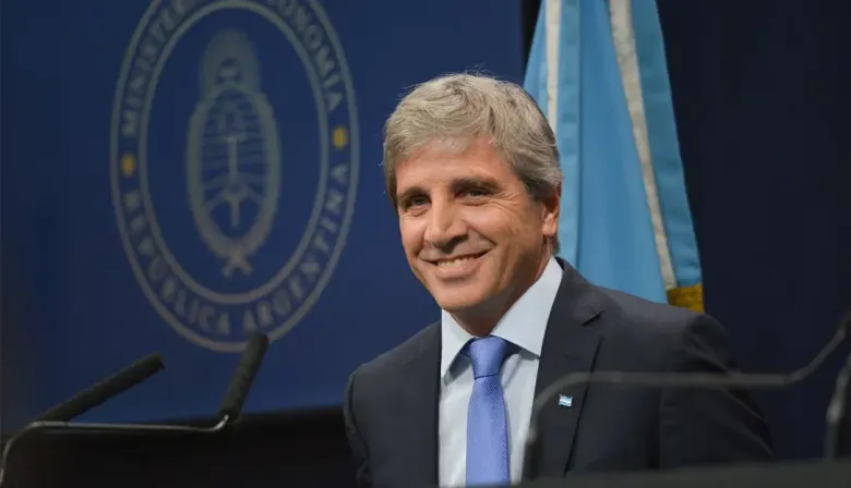 “Tarados”: llegó a Diputados un polémico repudio contra Luis Caputo