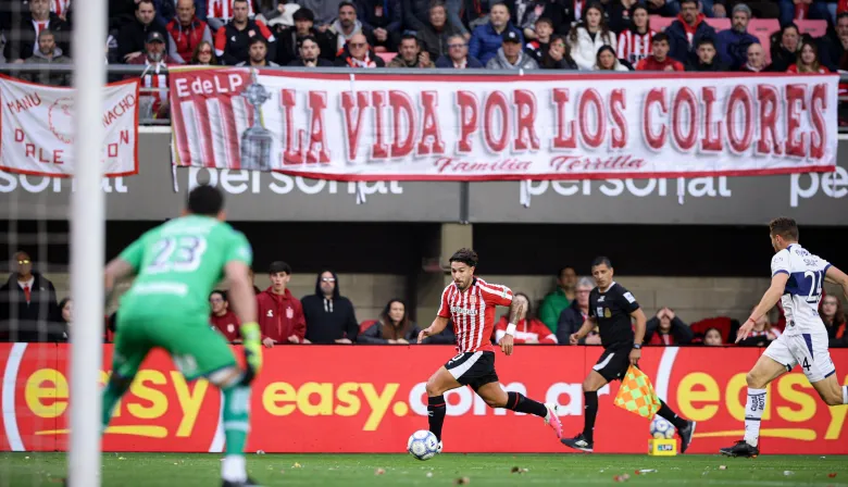 Estudiantes goleó 4-0 a Gimnasia en un clásico marcado por dos expulsados